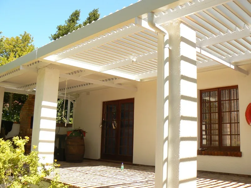 Large-span adjustable louvre roof on slim aluminium posts