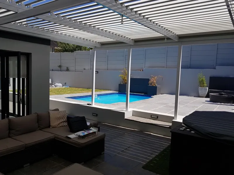 Adjustable louvre awning over an entertainment patio